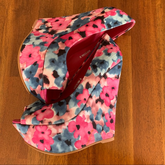 Don’t Let Go Platform Shoes - Picture 4 of 7